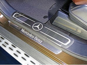 Накладки на пластиковые пороги лист шлифованный логотип Mercedes для Mercedes GLE № MERGLECL15-01